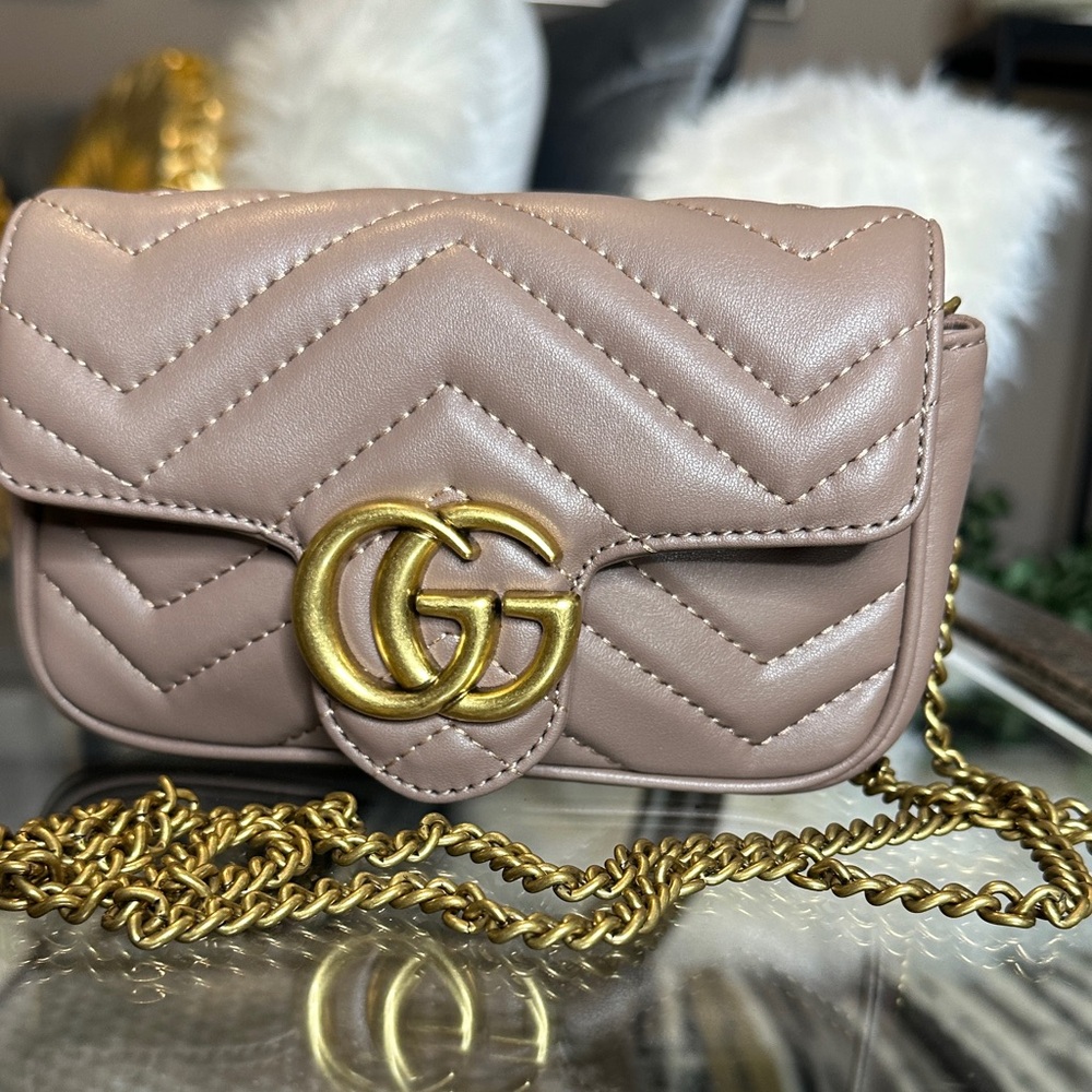 🔥🔥🔥 Gucci Women's Beige Quilted Mini Crossbody Bag with Gold Chain 🔥🔥🔥 - Picture 1 of 8